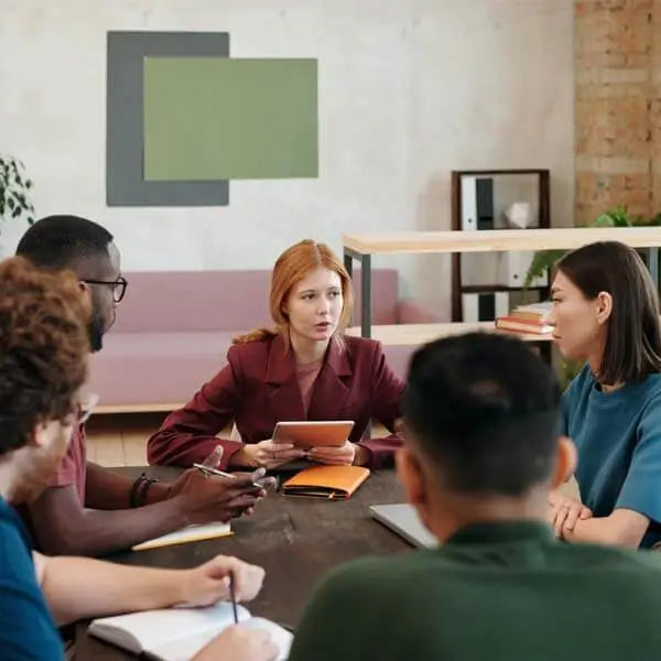 L'équipe du site internet Meilleur Plaid qui fait un debriefing dans une salle de réunion